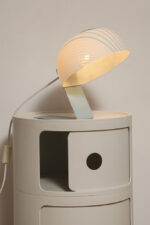 Nieduża jednopunktowa lampa nocna z błękitną metalową podstawą i mlecznobiałym kloszem w błękitne paski z pleksi, firma Molin, Włochy, lata 60. - obrazek 56