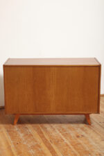 Dębowa szafka/komoda z parą przesuwanych drzwi ze sklejki lakierowanych na różowy i jasno kremowy kolor, TYP U 450, projekt Jiri Jiroutek dla Interier Praha, Czechosłowacja, wzór z 1958 roku - obrazek 57
