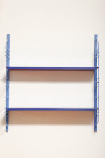 Modułowa szafka/regał na metalowej niebieskiej konstrukcji z dwoma metalowymi półkami z regulowaną wysokością, projekt Adriaan Dekker dla firmy Tomado, Holandia, lata 60. - obrazek 57