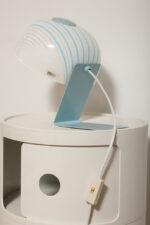 Nieduża jednopunktowa lampa nocna z błękitną metalową podstawą i mlecznobiałym kloszem w błękitne paski z pleksi, firma Molin, Włochy, lata 60. - obrazek 57