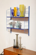 Modułowa szafka/regał na metalowej niebieskiej konstrukcji z dwoma metalowymi półkami z regulowaną wysokością, projekt Adriaan Dekker dla firmy Tomado, Holandia, lata 60. - obrazek 58