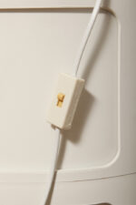 Nieduża jednopunktowa lampa nocna z błękitną metalową podstawą i mlecznobiałym kloszem w błękitne paski z pleksi, firma Molin, Włochy, lata 60. - obrazek 58