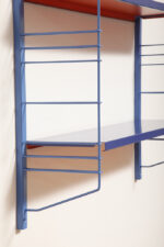 Modułowa szafka/regał na metalowej niebieskiej konstrukcji z dwoma metalowymi półkami z regulowaną wysokością, projekt Adriaan Dekker dla firmy Tomado, Holandia, lata 60. - obrazek 59