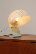 Nieduża jednopunktowa lampa nocna z błękitną metalową podstawą i mlecznobiałym kloszem w błękitne paski z pleksi, firma Molin, Włochy, lata 60. - obrazek 59