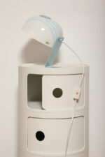 Nieduża jednopunktowa lampa nocna z błękitną metalową podstawą i mlecznobiałym kloszem w błękitne paski z pleksi, firma Molin, Włochy, lata 60. - obrazek 60