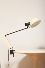 Duża jasnokremowo-czarna nablatowa jednopunktowa lampa biurkowa "Praxi" z tworzywa z ruchomym kloszem i czarnym metalowym ramieniem, projekt Bruno Gecchelin dla firmy iGuzzini, Włochy, wzór z 1982 roku - obrazek 6