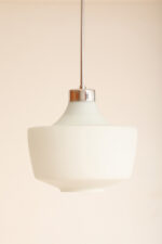 Jednopunktowa lampa sufitowa z mleczno-białym szklanym dwuwarstwowym kloszem z metalowym chromowanym zawieszeniem, Osvetlovací Sklo Valašské Medziřičí, Czechosłowacja, lata 70. - obrazek 6