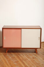 Dębowa szafka/komoda z parą przesuwanych drzwi ze sklejki lakierowanych na różowy i jasno kremowy kolor, TYP U 450, projekt Jiri Jiroutek dla Interier Praha, Czechosłowacja, wzór z 1958 roku - obrazek 6