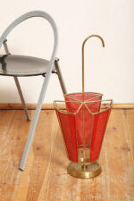 Mosiężny parasolnik/stojak na parasole w kolorze starego złota z bokami z blachy perforowanej lakierowanej na czerwono, Wagner Keller, Niemcy, lata 50/60. - obrazek 6