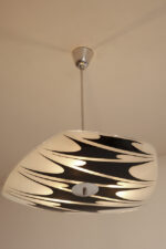 Asymetryczna mlecznobiało-czarna trzypunktowa szklana lampa sufitowa „Parasolka” malowana w geometryczne wzory, Kamenický Šenov, Czechosłowacja, lata 60. - obrazek 6