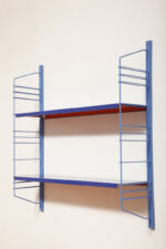 Modułowa szafka/regał na metalowej niebieskiej konstrukcji z dwoma niebieskimi metalowymi półkami z pomarańczowym spodem z regulowanym ustawieniem wysokości, projekt Adriaan Dekker dla firmy Tomado, Holandia, lata 60. - obrazek 6
