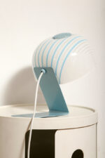 Nieduża jednopunktowa lampa nocna z błękitną metalową podstawą i mlecznobiałym kloszem w błękitne paski z pleksi, firma Molin, Włochy, lata 60. - obrazek 6