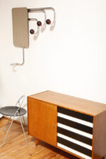 Duży metalowy wieszak/garderoba ścienna na chromowanej rurowej masywnej konstrukcji z trzema hakami zakończonymi bukowymi ręcznie toczonymi kulami, dymionym pionowym lustrem i uchwytem na parasole, Bauhaus, Niemcy, lata 30. XX wieku - obrazek 6