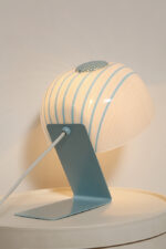 Nieduża jednopunktowa lampa nocna z błękitną metalową podstawą i mlecznobiałym kloszem w błękitne paski z pleksi, firma Molin, Włochy, lata 60. - obrazek 61