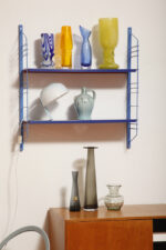 Modułowa szafka/regał na metalowej niebieskiej konstrukcji z dwoma metalowymi półkami z regulowaną wysokością, projekt Adriaan Dekker dla firmy Tomado, Holandia, lata 60. - obrazek 62