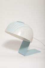 Nieduża jednopunktowa lampa nocna z błękitną metalową podstawą i mlecznobiałym kloszem w błękitne paski z pleksi, firma Molin, Włochy, lata 60. - obrazek 62