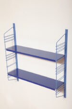 Modułowa szafka/regał na metalowej niebieskiej konstrukcji z dwoma metalowymi półkami z regulowaną wysokością, projekt Adriaan Dekker dla firmy Tomado, Holandia, lata 60. - obrazek 63