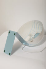 Nieduża jednopunktowa lampa nocna z błękitną metalową podstawą i mlecznobiałym kloszem w błękitne paski z pleksi, firma Molin, Włochy, lata 60. - obrazek 63