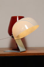 Nieduża jednopunktowa lampa nocna z błękitną metalową podstawą i mlecznobiałym kloszem w błękitne paski z pleksi, firma Molin, Włochy, lata 60. - obrazek 64