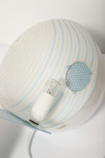 Nieduża jednopunktowa lampa nocna z błękitną metalową podstawą i mlecznobiałym kloszem w błękitne paski z pleksi, firma Molin, Włochy, lata 60. - obrazek 65