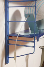 Modułowa szafka/regał na metalowej niebieskiej konstrukcji z dwoma metalowymi półkami z regulowaną wysokością, projekt Adriaan Dekker dla firmy Tomado, Holandia, lata 60. - obrazek 66