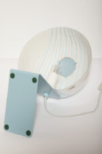 Nieduża jednopunktowa lampa nocna z błękitną metalową podstawą i mlecznobiałym kloszem w błękitne paski z pleksi, firma Molin, Włochy, lata 60. - obrazek 66