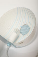 Nieduża jednopunktowa lampa nocna z błękitną metalową podstawą i mlecznobiałym kloszem w błękitne paski z pleksi, firma Molin, Włochy, lata 60. - obrazek 67