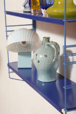 Modułowa szafka/regał na metalowej niebieskiej konstrukcji z dwoma metalowymi półkami z regulowaną wysokością, projekt Adriaan Dekker dla firmy Tomado, Holandia, lata 60. - obrazek 68