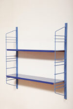 Modułowa szafka/regał na metalowej niebieskiej konstrukcji z dwoma metalowymi półkami z regulowaną wysokością, projekt Adriaan Dekker dla firmy Tomado, Holandia, lata 60. - obrazek 69