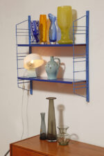 Modułowa szafka/regał na metalowej niebieskiej konstrukcji z dwoma metalowymi półkami z regulowaną wysokością, projekt Adriaan Dekker dla firmy Tomado, Holandia, lata 60. - obrazek 70