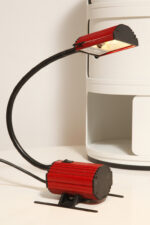 Jednopunktowa czerwono-czarna lampa biurkowa/nocna/lampa ścienna/kinkiet "Ciao 1170" z kloszem na ruchomym giętym ramieniu, projekt Ezio Didone dla firmy Arteluce, Włochy, lata 80. - obrazek 7
