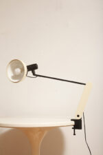 Duża jasnokremowo-czarna nablatowa jednopunktowa lampa biurkowa "Praxi" z tworzywa z ruchomym kloszem i czarnym metalowym ramieniem, projekt Bruno Gecchelin dla firmy iGuzzini, Włochy, wzór z 1982 roku - obrazek 7