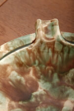 Duża zielono-brązowa fajansowa okrągła popielnica, Polskie Zjednoczone Fabryki Fajansu „Włocławek” we Włocławku, Polska, lata 1945-1955 - obrazek 7