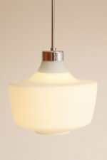 Jednopunktowa lampa sufitowa z mleczno-białym szklanym dwuwarstwowym kloszem z metalowym chromowanym zawieszeniem, Osvetlovací Sklo Valašské Medziřičí, Czechosłowacja, lata 70. - obrazek 7