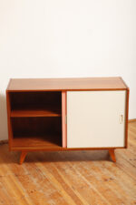 Dębowa szafka/komoda z parą przesuwanych drzwi ze sklejki lakierowanych na różowy i jasno kremowy kolor, TYP U 450, projekt Jiri Jiroutek dla Interier Praha, Czechosłowacja, wzór z 1958 roku - obrazek 7