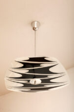 Asymetryczna mlecznobiało-czarna trzypunktowa szklana lampa sufitowa „Parasolka” malowana w geometryczne wzory, Kamenický Šenov, Czechosłowacja, lata 60. - obrazek 7