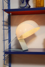 Nieduża jednopunktowa lampa nocna z błękitną metalową podstawą i mlecznobiałym kloszem w błękitne paski z pleksi, firma Molin, Włochy, lata 60. - obrazek 7