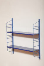 Modułowa szafka/regał na metalowej niebieskiej konstrukcji z dwoma metalowymi półkami z regulowaną wysokością, projekt Adriaan Dekker dla firmy Tomado, Holandia, lata 60. - obrazek 71