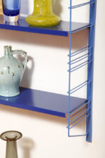 Modułowa szafka/regał na metalowej niebieskiej konstrukcji z dwoma metalowymi półkami z regulowaną wysokością, projekt Adriaan Dekker dla firmy Tomado, Holandia, lata 60. - obrazek 72