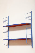 Modułowa szafka/regał na metalowej niebieskiej konstrukcji z dwoma metalowymi półkami z regulowaną wysokością, projekt Adriaan Dekker dla firmy Tomado, Holandia, lata 60. - obrazek 73