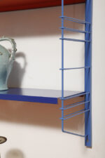 Modułowa szafka/regał na metalowej niebieskiej konstrukcji z dwoma metalowymi półkami z regulowaną wysokością, projekt Adriaan Dekker dla firmy Tomado, Holandia, lata 60. - obrazek 74
