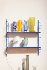 Modułowa szafka/regał na metalowej niebieskiej konstrukcji z dwoma metalowymi półkami z regulowaną wysokością, projekt Adriaan Dekker dla firmy Tomado, Holandia, lata 60. - obrazek 75