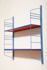 Modułowa szafka/regał na metalowej niebieskiej konstrukcji z dwoma metalowymi półkami z regulowaną wysokością, projekt Adriaan Dekker dla firmy Tomado, Holandia, lata 60. - obrazek 76