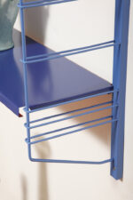 Modułowa szafka/regał na metalowej niebieskiej konstrukcji z dwoma metalowymi półkami z regulowaną wysokością, projekt Adriaan Dekker dla firmy Tomado, Holandia, lata 60. - obrazek 79