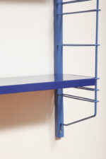 Modułowa szafka/regał na metalowej niebieskiej konstrukcji z dwoma metalowymi półkami z regulowaną wysokością, projekt Adriaan Dekker dla firmy Tomado, Holandia, lata 60. - obrazek 80