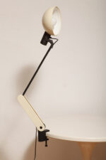 Duża jasnokremowo-czarna nablatowa jednopunktowa lampa biurkowa "Praxi" z tworzywa z ruchomym kloszem i czarnym metalowym ramieniem, projekt Bruno Gecchelin dla firmy iGuzzini, Włochy, wzór z 1982 roku - obrazek 8