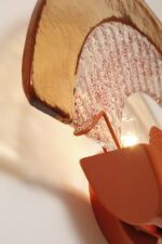 Duża dwupunktowa łososiowa lampa ścienna/kinkiet ze szklanym ręcznie formowanym fakturowym masywnym pomarańczowo-różowym kloszem, styl Art Deco, Włochy, lata 70. - obrazek 9