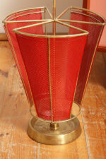 Mosiężny parasolnik/stojak na parasole w kolorze starego złota z bokami z blachy perforowanej lakierowanej na czerwono, Wagner Keller, Niemcy, lata 50/60. - obrazek 8