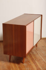 Dębowa szafka/komoda z parą przesuwanych drzwi ze sklejki lakierowanych na różowy i jasno kremowy kolor, TYP U 450, projekt Jiri Jiroutek dla Interier Praha, Czechosłowacja, wzór z 1958 roku - obrazek 8