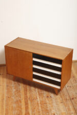 Dębowa szafka/komoda z czterema głębokimi szufladami z czarnobiałymi frontami, TYP U 458, projekt Jiri Jiroutek dla Interier Praha, Czechosłowacja, lata 60. - obrazek 8
